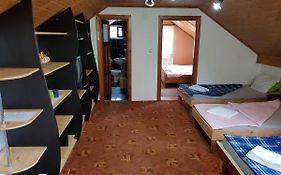 Apartament cu 2 dormitoare, doua bai si bucatarie